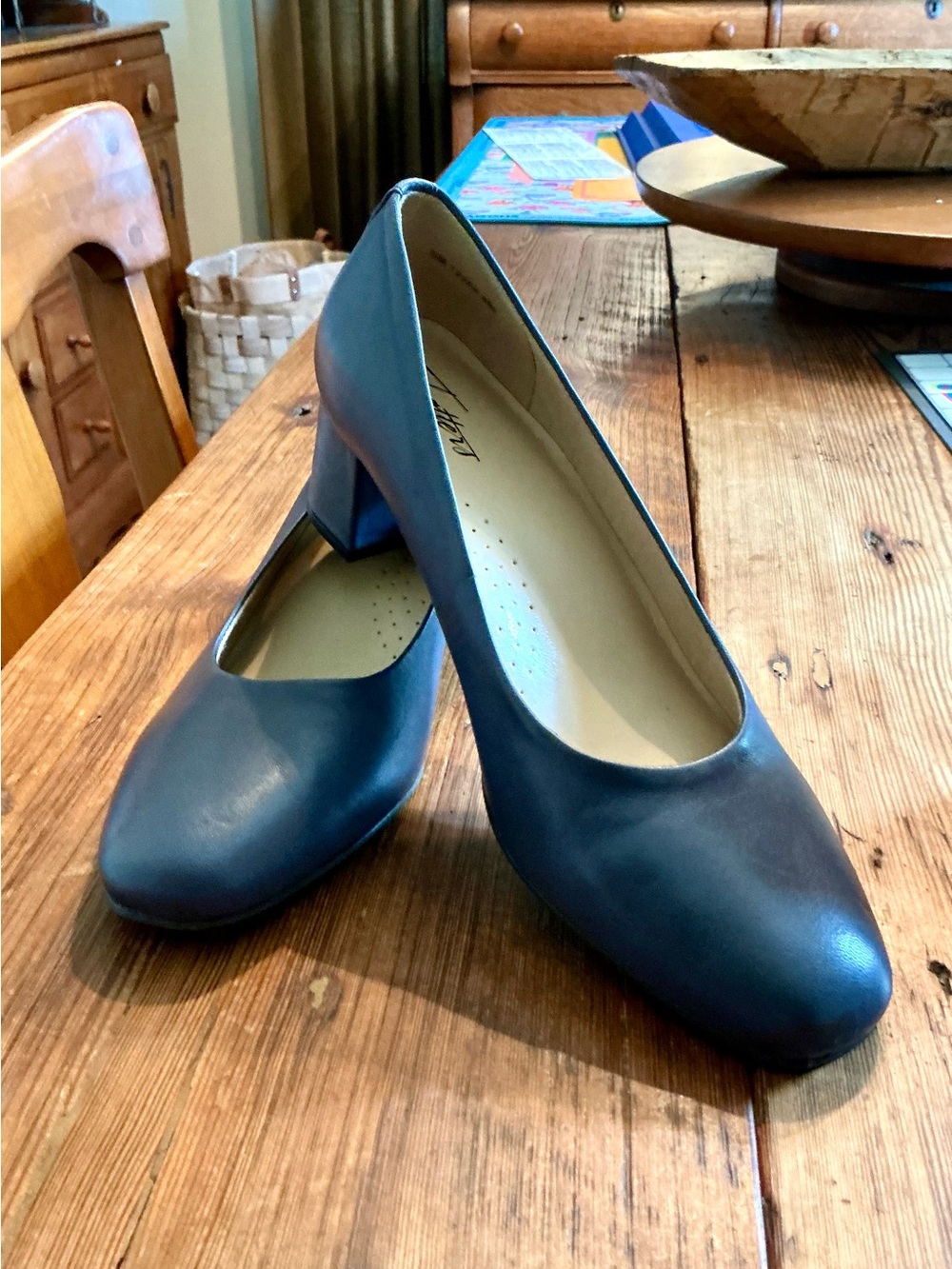 Classic Women's Navy Block Heel Pumps - 9 - Comfortable Everyday Dress Shoes